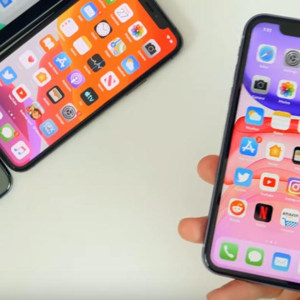 Mehrere iPhones und ein iPad liegen nebeneinander auf einem Tisch.