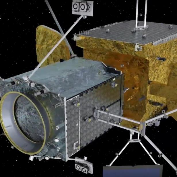 Das Mission Extension Vehicle (vorne) an einem Intelsat-Satelliten