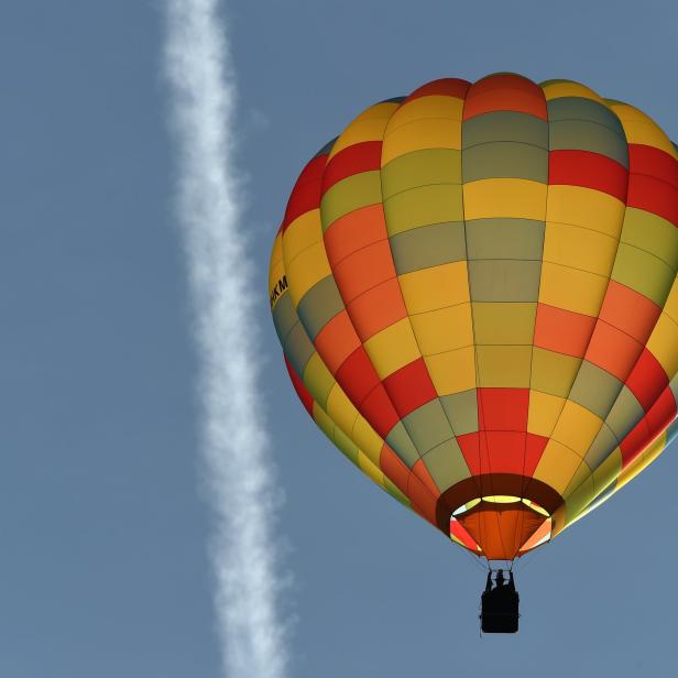 Eine Ballonfahrt die ist lustig, eine Ballonfahrt die ist schön, denn da kann man ängstliche Kollegen sich am Korb festkrallen sehen...