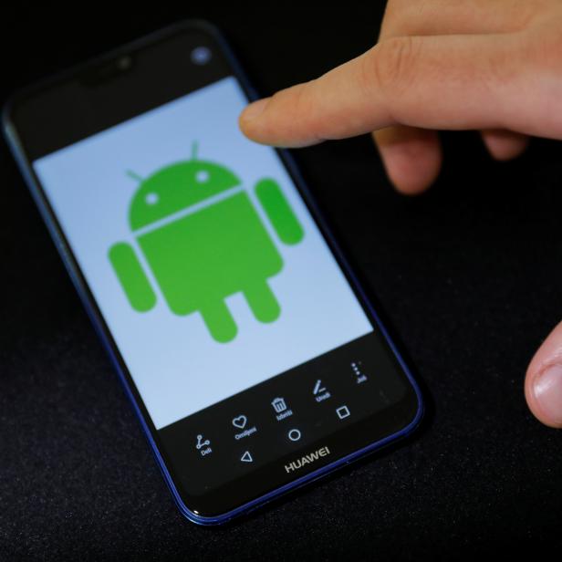 Das Android-Logo wird auf einem Huawei-Smartphone in dieser Illustration angezeigt.