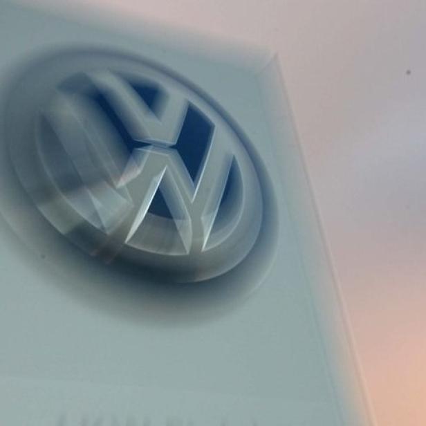 Das Volkswagen-Logo ist auf einem Schild zu sehen.