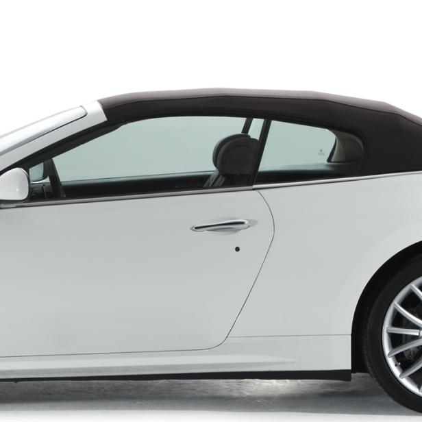 Ein weißes Maserati Cabriolet mit geschlossenem Verdeck.