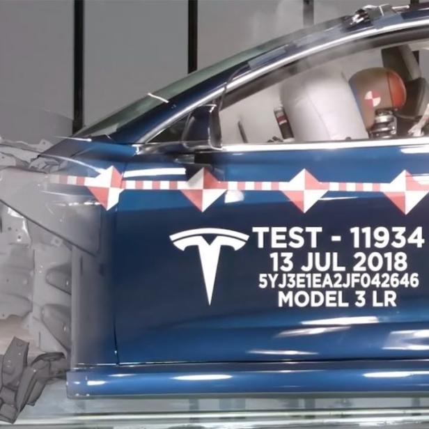 In will Tesla bis Ende des Jahres mindestens 1.000 Fahrzeuge des Modells 3s pro Woche bauen. So soll der Absatz im weltgrößten Automarkt angekurbelt und Einfuhrzölle für Autos aus den USA vermieden werden. Noch ist aber unklar, ob der Konzern seine Produktionsziele erreichen kann, da es noch Unsicherheiten etwa mit Blick auf Arbeitskräfte und Lieferanten gibt.