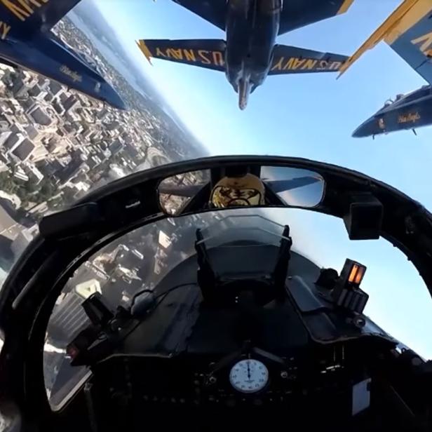 Cockpit-Sicht eines Blue-Angels-Piloten beim Kunstflug über Seattle