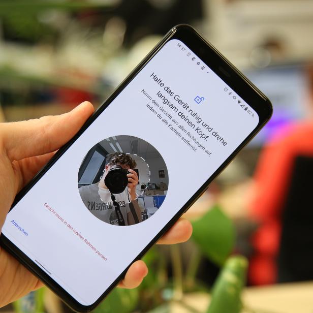 Ein Smartphone zeigt die Gesichtserkennungseinrichtung.