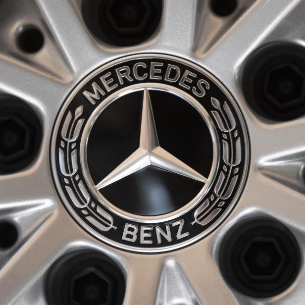 Detailaufnahme des Mercedes-Benz-Logos auf einer silbernen Felge.