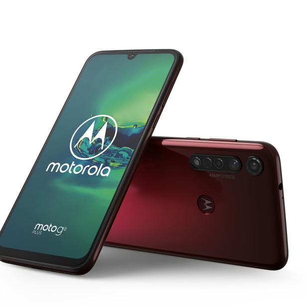 Zwei Motorola Moto G8 Plus Smartphones, eines mit Display, eines mit der Rückseite nach vorne.