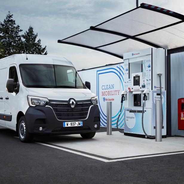 Ein weißer Renault Transporter steht an einer Wasserstoff-Tankstelle von Air Liquide.