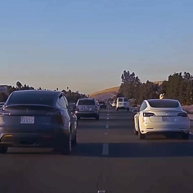 Tesla Model Y auf dem Highway neben einem Tesla Model 3