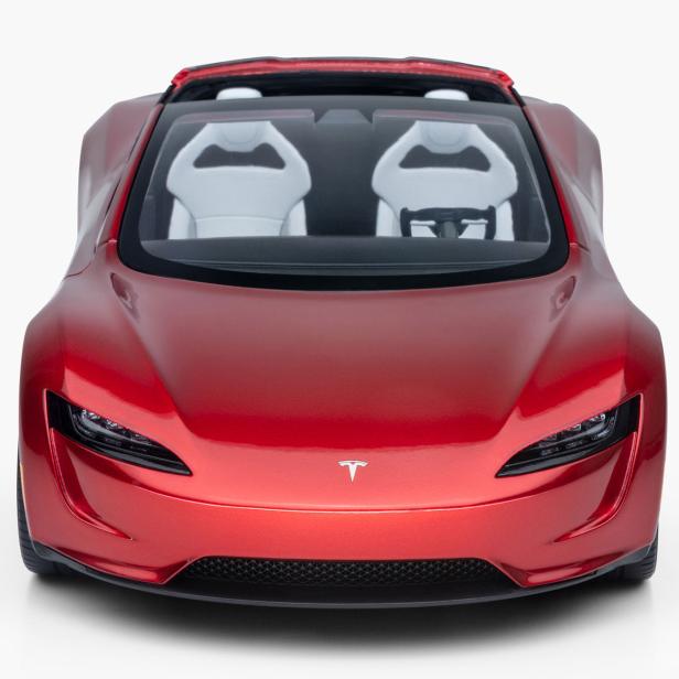 Ein roter Tesla Roadster vor einem weißen Hintergrund.