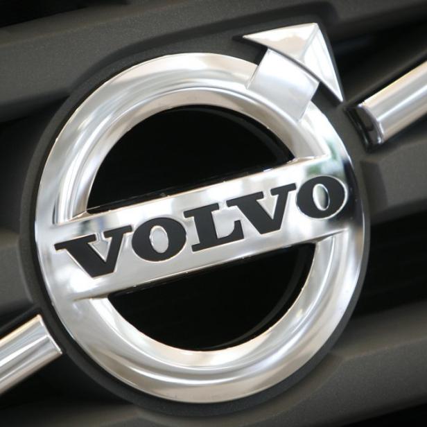 Das Logo von Volvo, einem schwedischen Automobilhersteller, ist auf einem Kühlergrill zu sehen.
