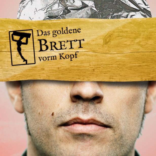 Ein Mann mit Aluhut und einem Holzbrett mit der Aufschrift „Das goldene BRETT vorm Kopf“ vor den Augen.