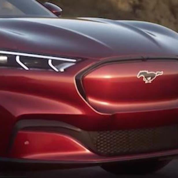 Nahaufnahme eines roten Ford Mustang Mach-E mit LED-Scheinwerfern.