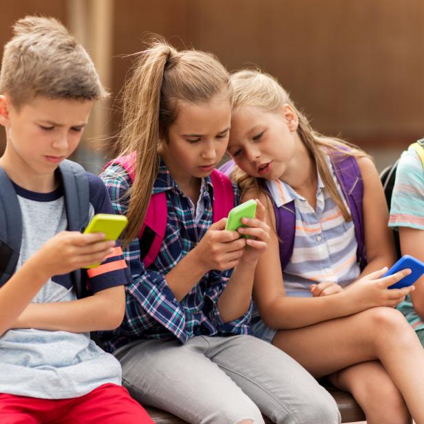 Teenager bei der Smartphonenutzung.