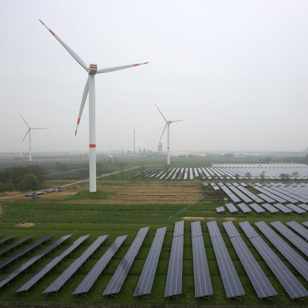 Windräder und Solarzellenfelder erzeugen Ökostrom.