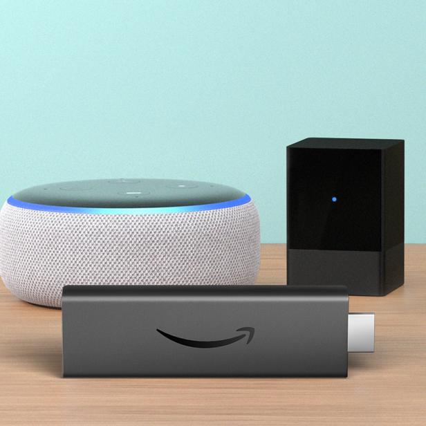 Ein Amazon Echo Dot, ein Fire TV Stick und ein Fire TV Cube auf einem Tisch.