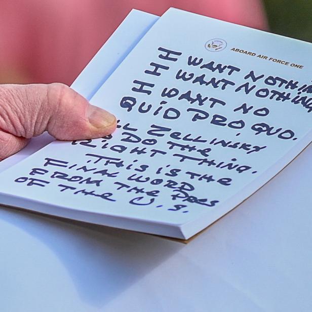 Bei einer Pressekonferenz am Mittwoch hielt Trump ein Blatt mit handgeschriebenen Notizen in der Hand, von denen er ein Statement ablas.