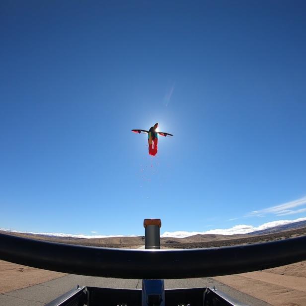 Eine mit roter Farbe gefüllte Drohne explodiert in der Luft.