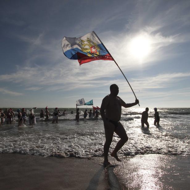 Fans of winter swimming gather to mark Orthodox Christmas in Yevpatoriya