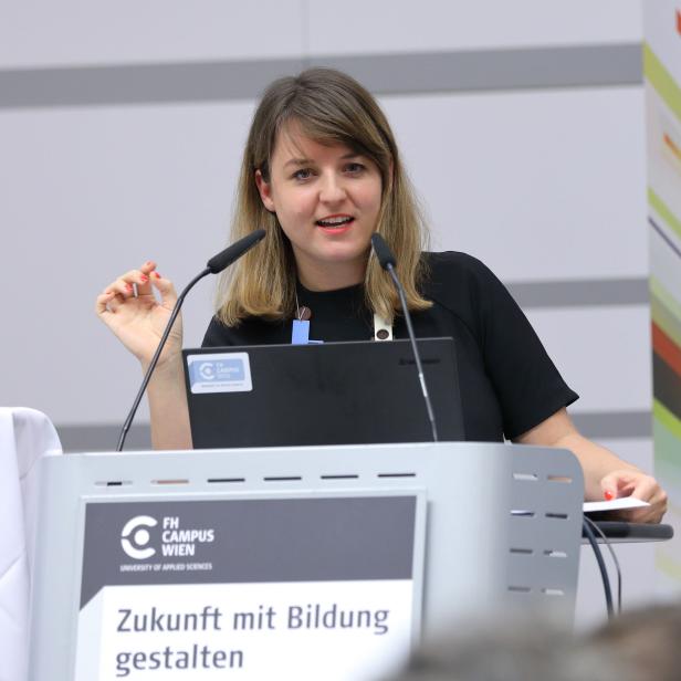 Frederike Kaltheuner bei den Zukunftsgesprächen der FH Campus Wien zum Thema Veränderung der Privatsphäre