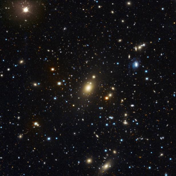 Die Galaxie Holm 15A inmitten des Galaxienhaufens Abell 85