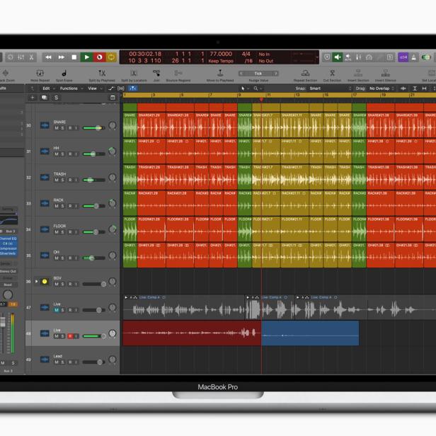 Ein MacBook Pro zeigt eine Audioschnittsoftware mit verschiedenen Spuren und Bedienelementen.