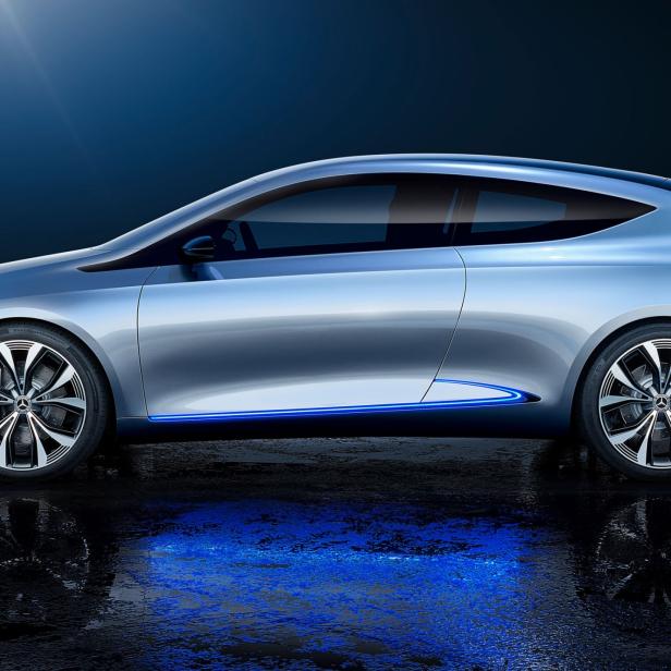 Ein silberfarbenes Mercedes-Benz EQ A Konzeptfahrzeug steht auf einer nassen Oberfläche.