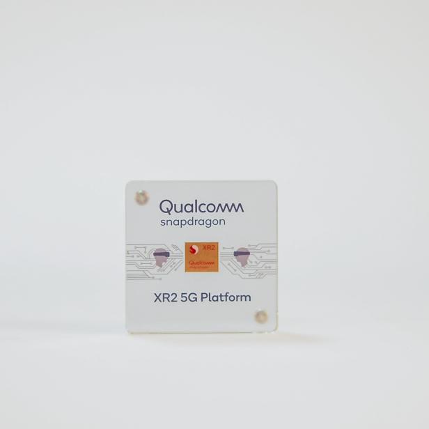Ein Qualcomm Snapdragon XR2 5G Plattform Chip auf einem weißen Hintergrund.