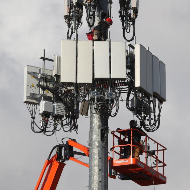 US-UTILITY-WORKERS-INSTALL-5G-EQUIPMENT-IN-CELLULAR-TOWER