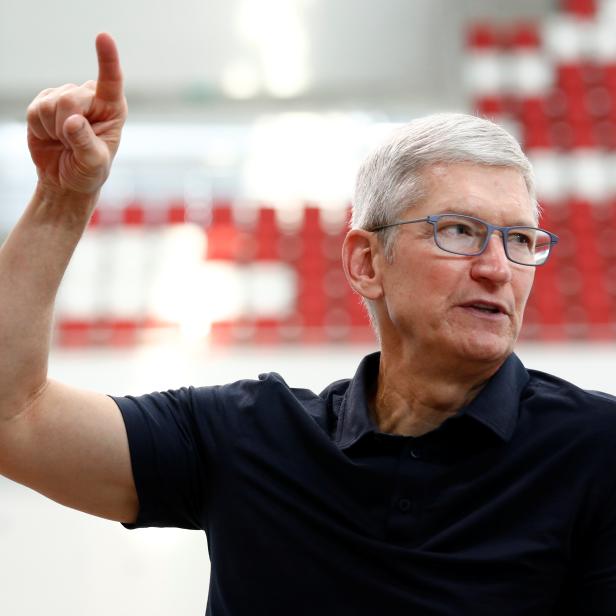 Apples CEO Tim Cook spricht mit der singapurischen Paralympionikin Theresa Goh (nicht im Bild) im OCBC Aquatic Centre, Singapore Sports Hub.