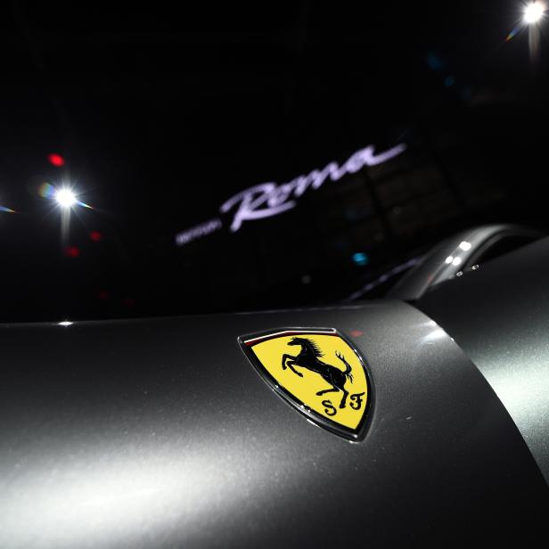 Das Ferrari-Logo ist zu sehen, als der Ferrari Roma während seiner ersten Weltpräsentation in Rom vorgestellt wird.
