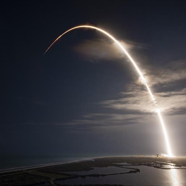 Eine Rakete startet bei Nacht und hinterlässt eine leuchtende Spur am Himmel.