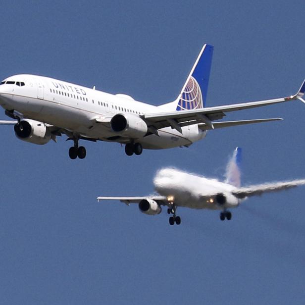 FILE PHOTO: A United Airlines Boeing 737-800 and United Airlines A320 Airbus on seen approach to San Francisco International Airport, San Francisco