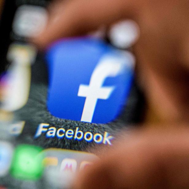 Ein Finger tippt auf das Facebook-Symbol auf einem Smartphone.