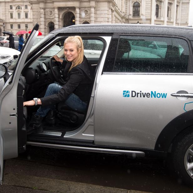 TV-Star Larissa Marolt beim DriveNow-Start in Wien