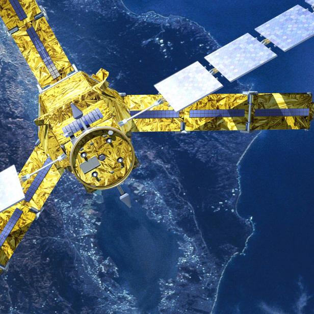 Ein goldfarbener Satellit über der Erde mit ausgeklappten Solarpanelen.