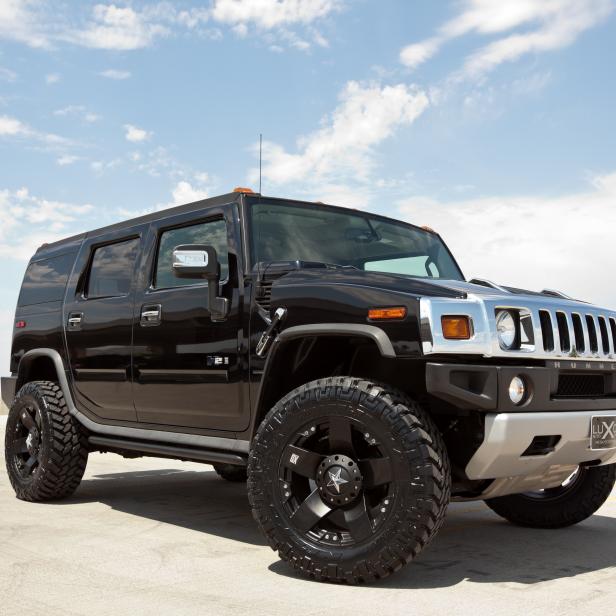 Ein schwarzer Hummer H2 aus dem Jahr 2008 steht auf einem Parkdeck.