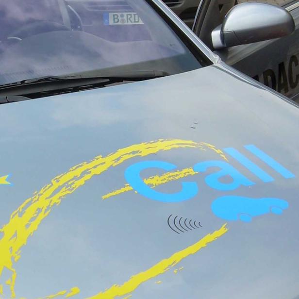 Auf der Motorhaube eines Autos befindet sich ein Aufdruck mit dem Wort „Call“ und Sternen.