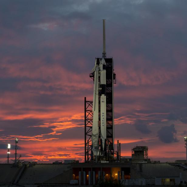 Eine SpaceX-Rakete steht bei Sonnenuntergang auf einer Startrampe.