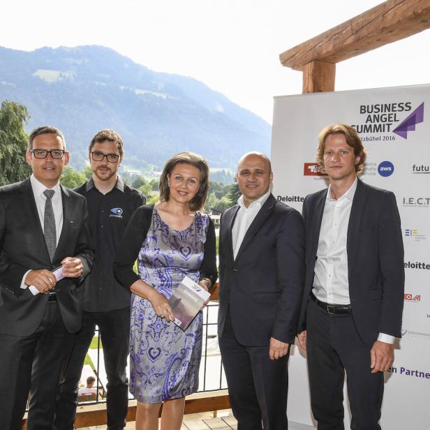 Eine Gruppe von Personen posiert vor einem Banner des „Business Angel Summit Kitzbühel 2016“.