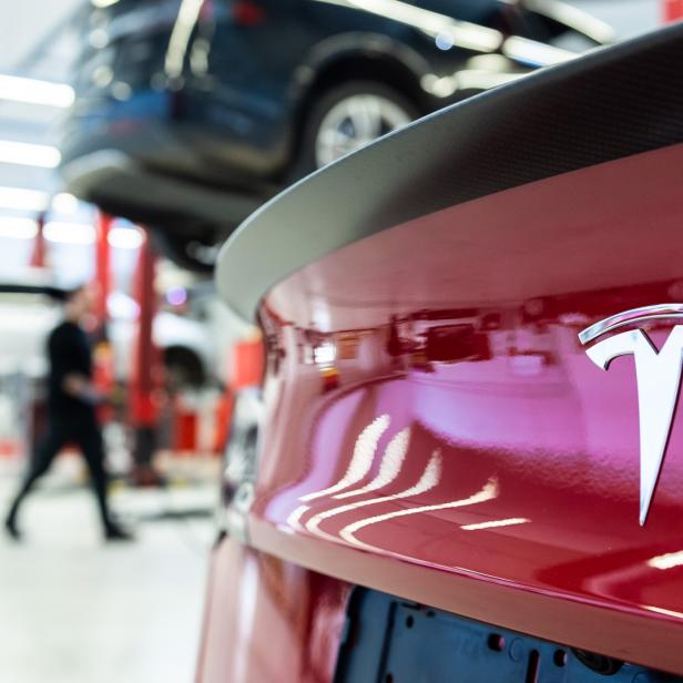 Elektroautohersteller Tesla schreibt dank starker Verkaufszahlen Gewinne