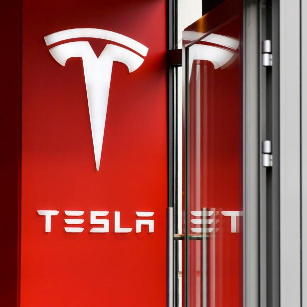 Tesla-Logo in einem Geschäft in Berlin.