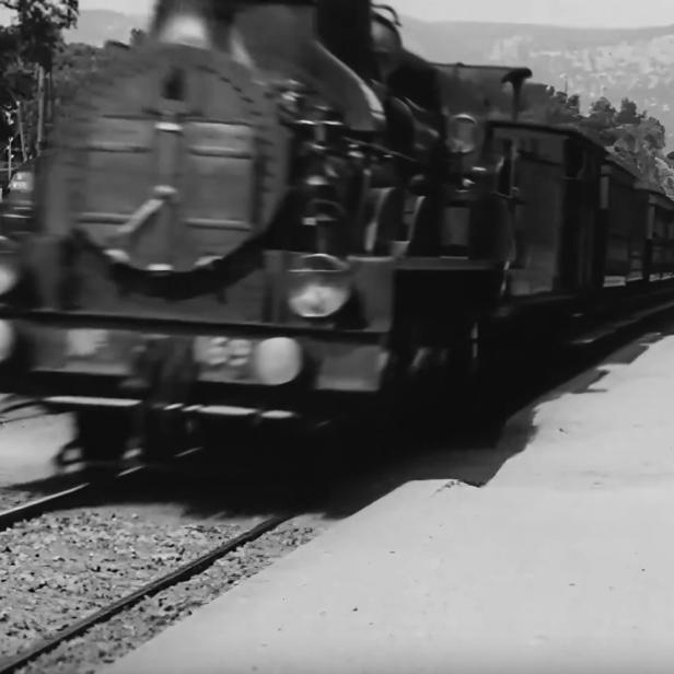 Szene aus dem überarbeiteten Kurzfilm L&#039;Arrivée d&#039;un train en gare de La Ciotat der Gebrüder Lumiere von 1986