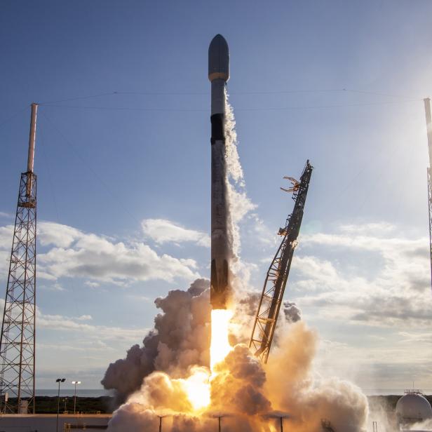 Eine SpaceX-Rakete startet mit Starlink-Satelliten ins All.