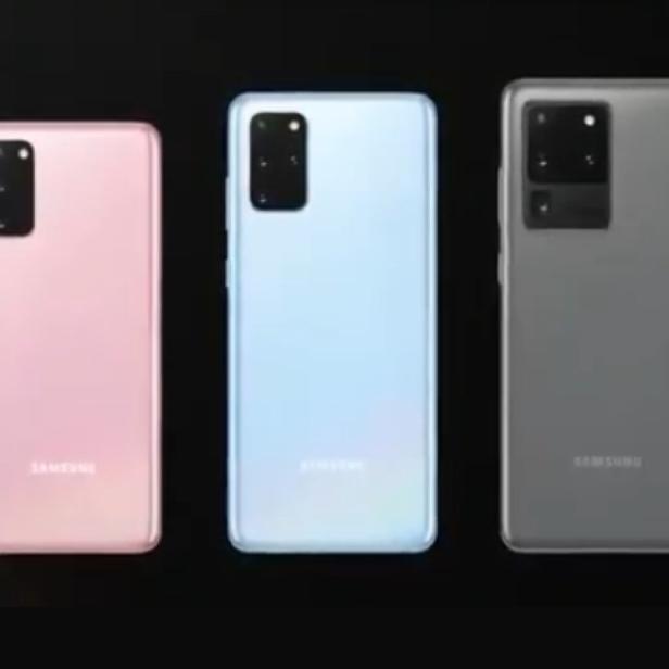 Drei Samsung Galaxy Smartphones in den Farben Rosa, Hellblau und Grau stehen nebeneinander.