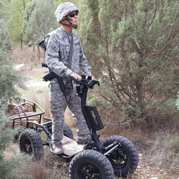 Der elektrische EZRaider mit Soldat und Anhänger im Gelände