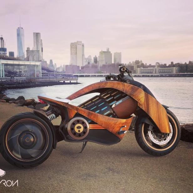 Ein futuristisches, hölzernes Motorrad steht vor der Skyline von New York City.