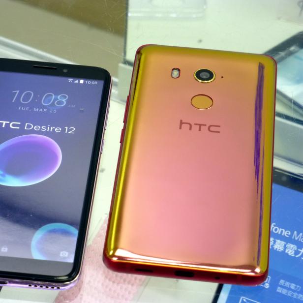Zwei HTC Desire 12 Smartphones liegen nebeneinander.