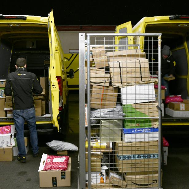 ++THEMENBILD ++ POST AG: WEIHNACHTSPOST PAKETZENTRUM