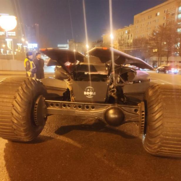 Von der Moskauer Polizei gestopptes Batmobil